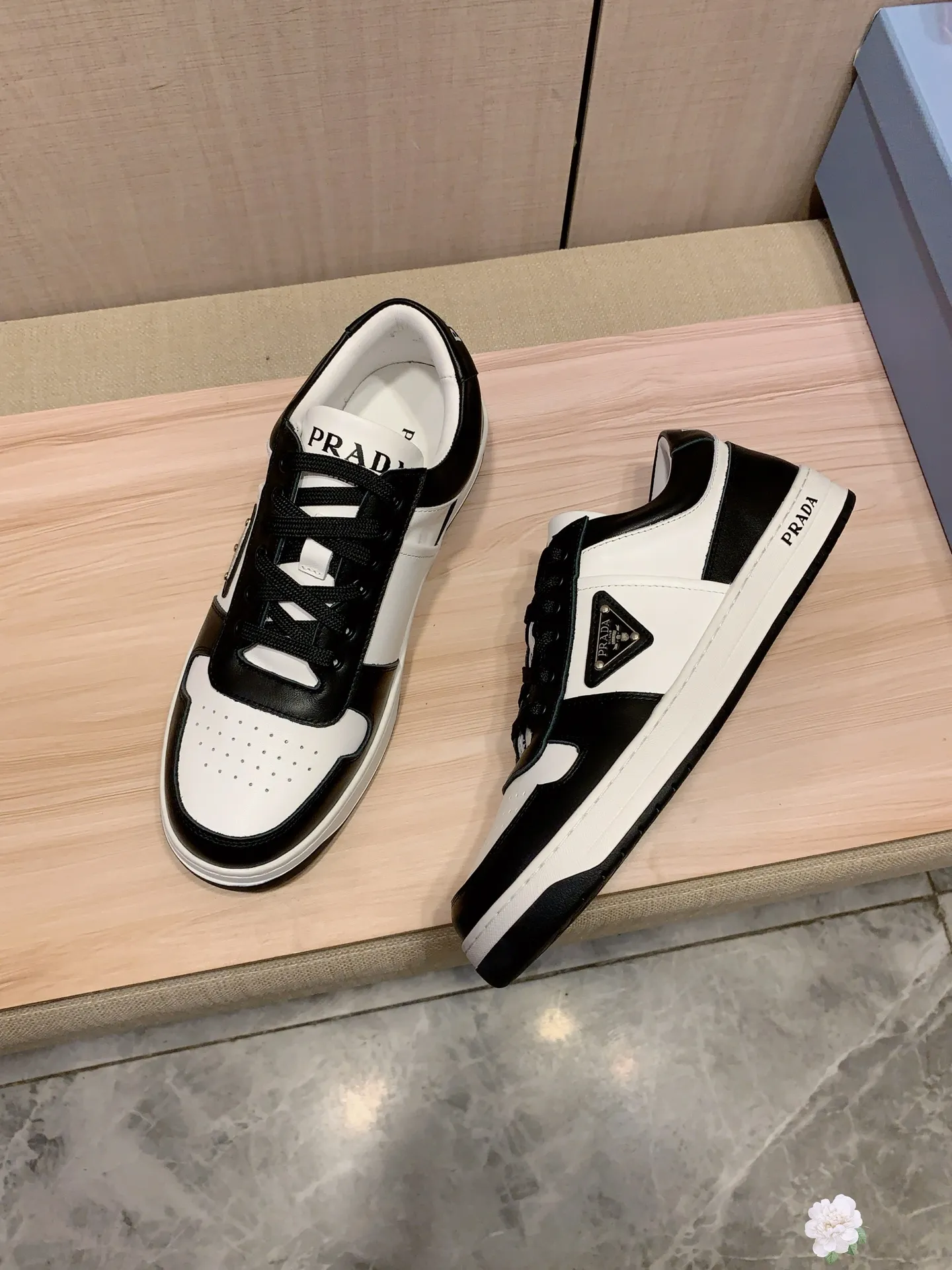 Men's Men's Shoes💰442💰💰🎩🎩[Lightning][Lightning] "PRADA*" The latest and most popular casual shoes, top brand [seduce] luxury ~ purchasing agency, top quality ~. [Strong] The upper is made of imported breathable cowhide material ➕ breathable sheepskin feet (•) with fine workmanship. The original stylish and stylish soft rubber wear-resistant and non-slip outsole is light and comfortable on the feet. The real thing looks better when photographed in real life. 226: code: 38-44, white and black 4️⃣ colors selected